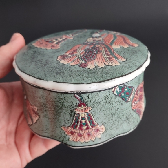 ‼️SOLD‼️ Vintage Oriental Collectible Porcelain Lidded Round Trinket Jewelry Box - Picture 1 of 11